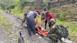 Satgas Yonif 613/Raja Alam Evakuasi Warga dengan Luka Serius di Puncak Jaya