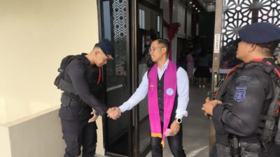 Hadir di Sekitar Gereja, Brimob Kaltim Jaga Kondusivitas Ibadah Minggu