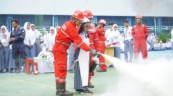 Pelajar SMAN 8 Balikpapan Diajak Praktik Langsung Padamkan Api dalam Program IFFD