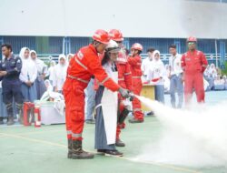 Pelajar SMAN 8 Balikpapan Diajak Praktik Langsung Padamkan Api dalam Program IFFD